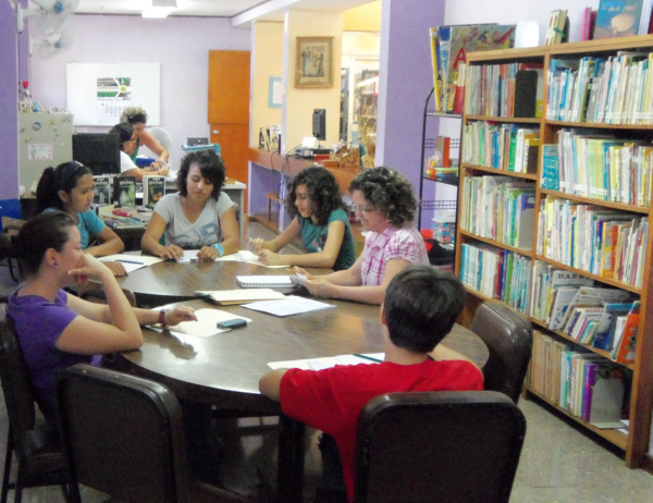 Club lectura juvenil Atenas.JPG